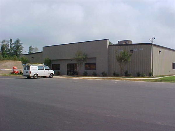 Exterior building and parking lot of Fed EX office
