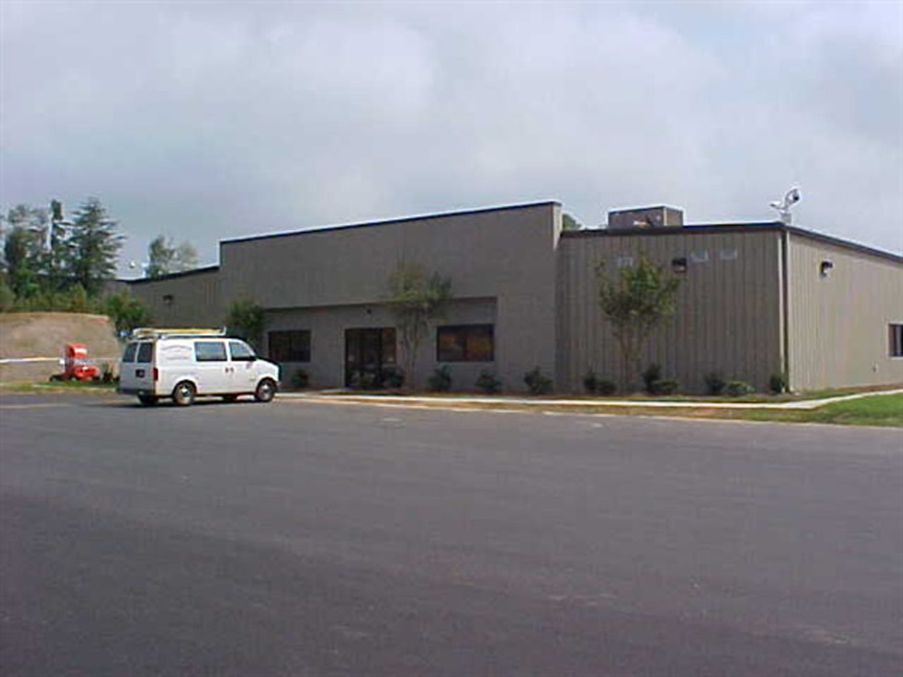 Exterior building and parking lot of Fed EX office